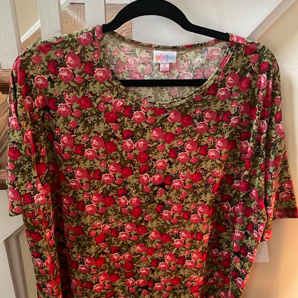 LuLaRoe Irma Top. BNWT. Roses!